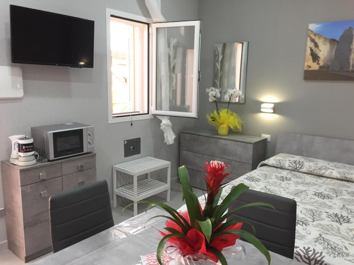 One-Bedroom House,1115777955:JPEG