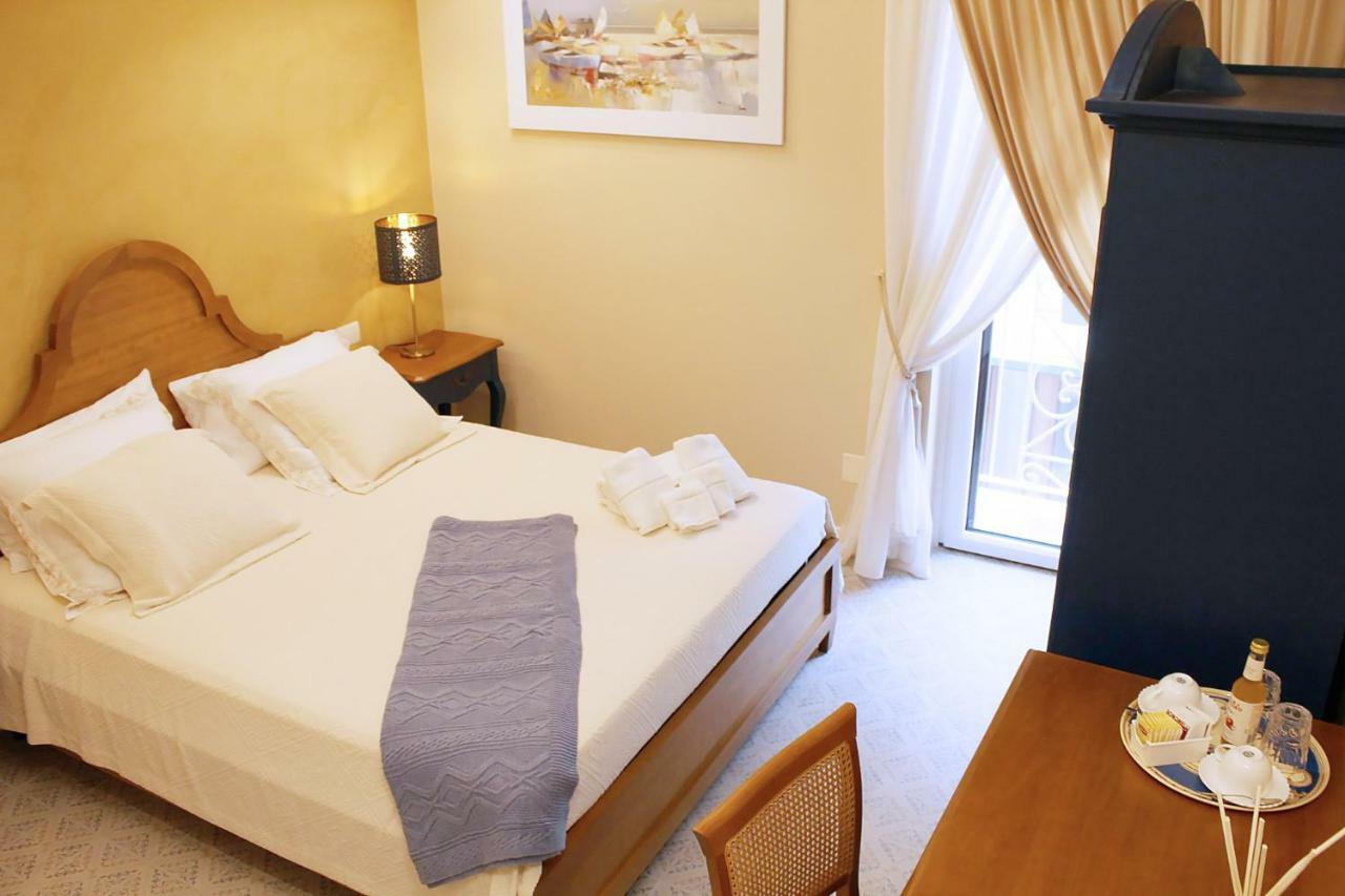 Deluxe Double Room with Balcony,813868976:JPEG