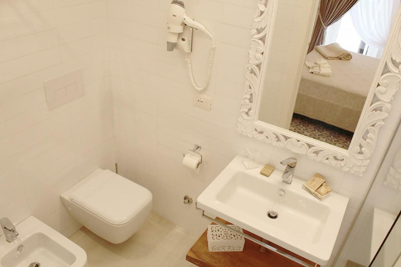 Deluxe Double Room with Balcony,813868946:JPEG